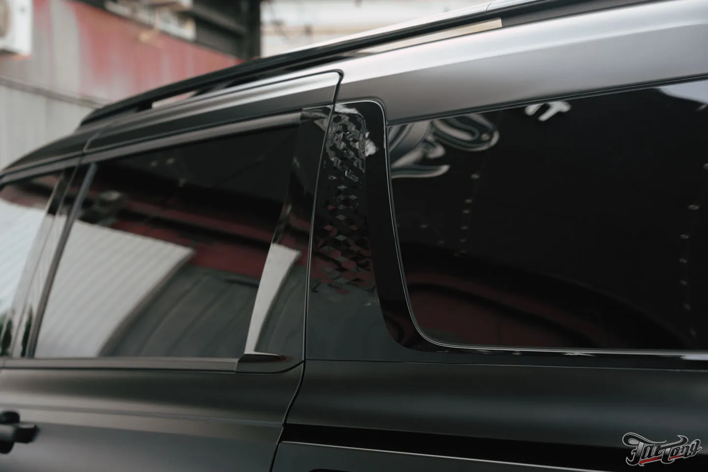Большой проект для семейного автомобиля Kia Carnival, часть 2: оклейка матовым полиуретаном, цветные ремни, перетяжка руля, антихром, окрас суппортов, детейлинг